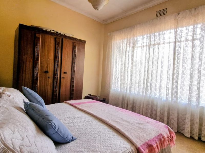 Charming 3-Bedroom Home with Desirable Amenities and Secure Surroundings. - Photo 7