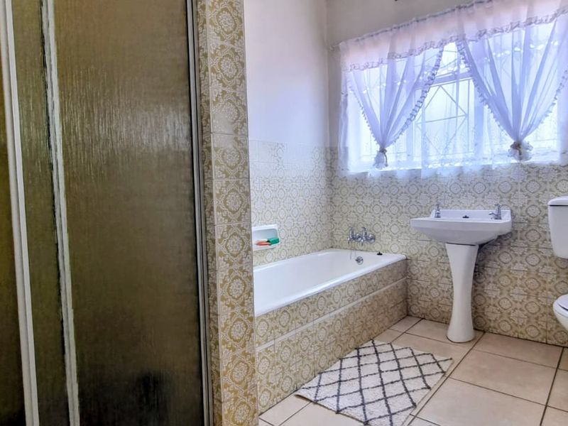 Charming 3-Bedroom Home with Desirable Amenities and Secure Surroundings. - Photo 6