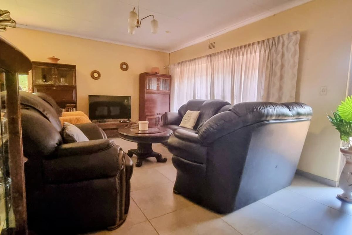 Charming 3-Bedroom Home with Desirable Amenities and Secure Surroundings. - Photo 2