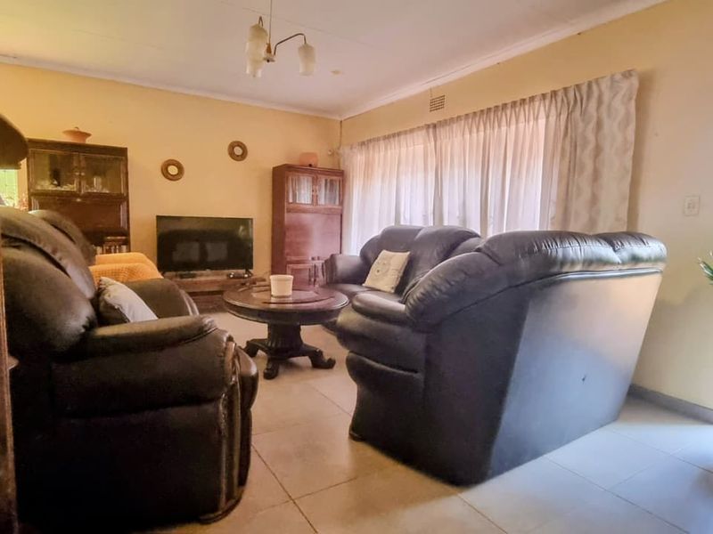 Charming 3-Bedroom Home with Desirable Amenities and Secure Surroundings. - Photo 2