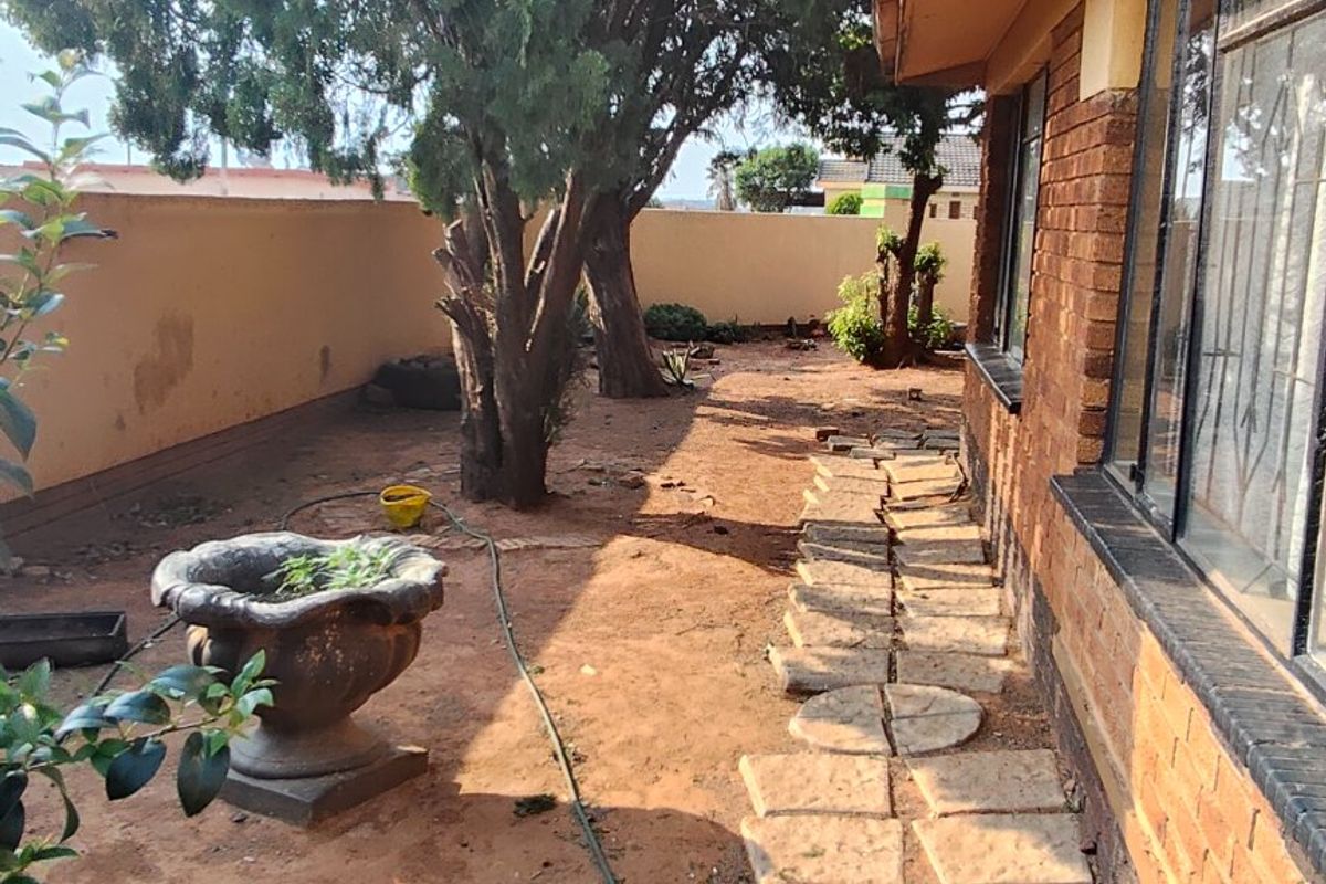 Spacious 4-Bedroom Fixer-Upper with Endless Potential - Photo 5