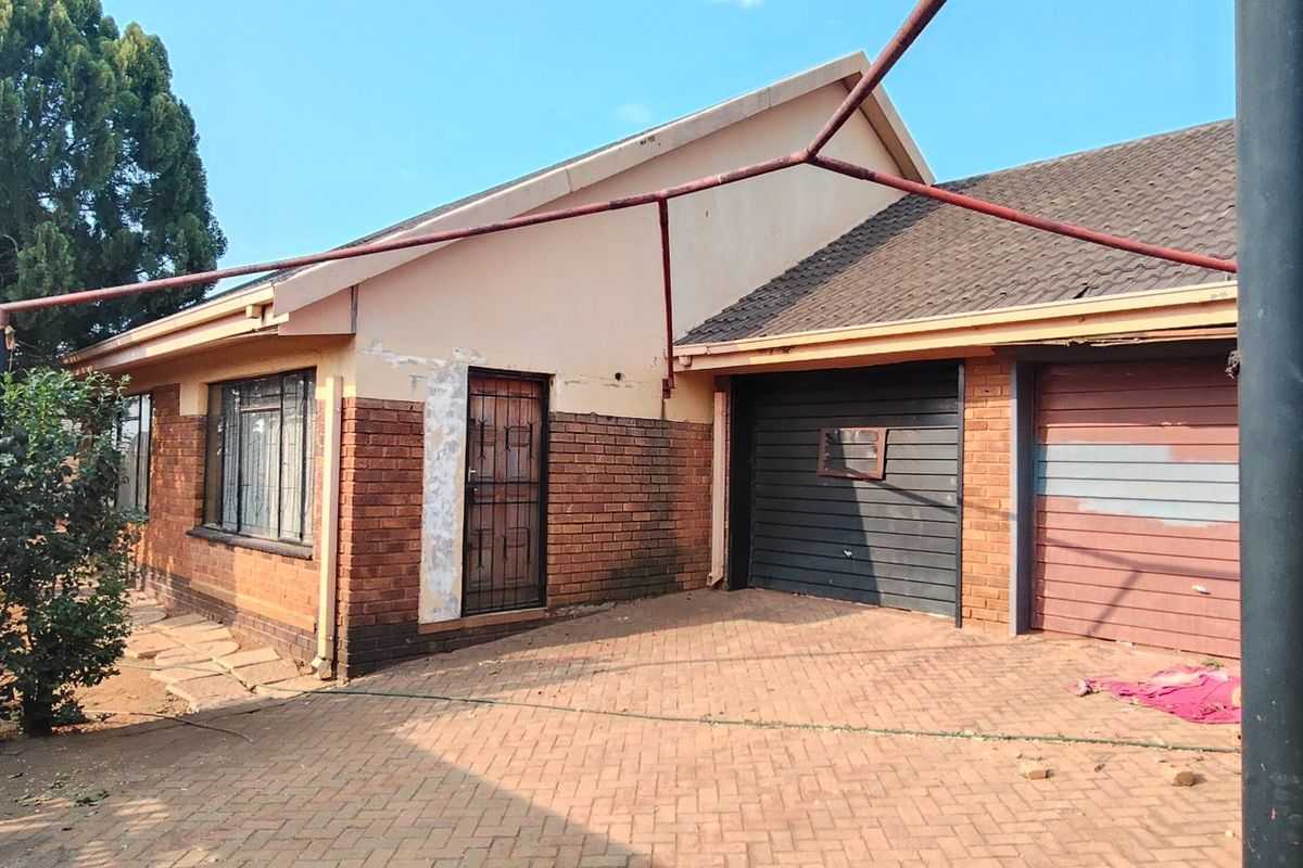 Spacious 4-Bedroom Fixer-Upper with Endless Potential - Photo 2