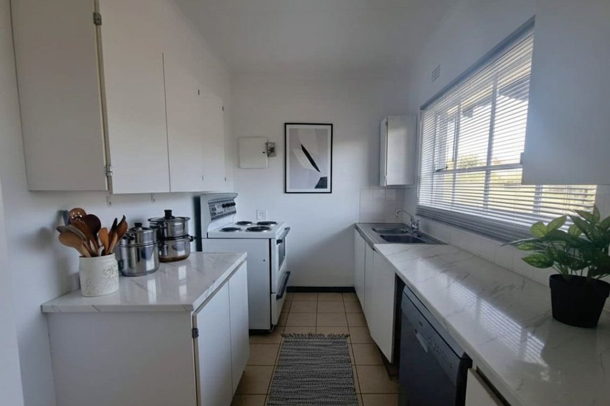 Cozy 1-Bedroom Townhouse - Photo 2