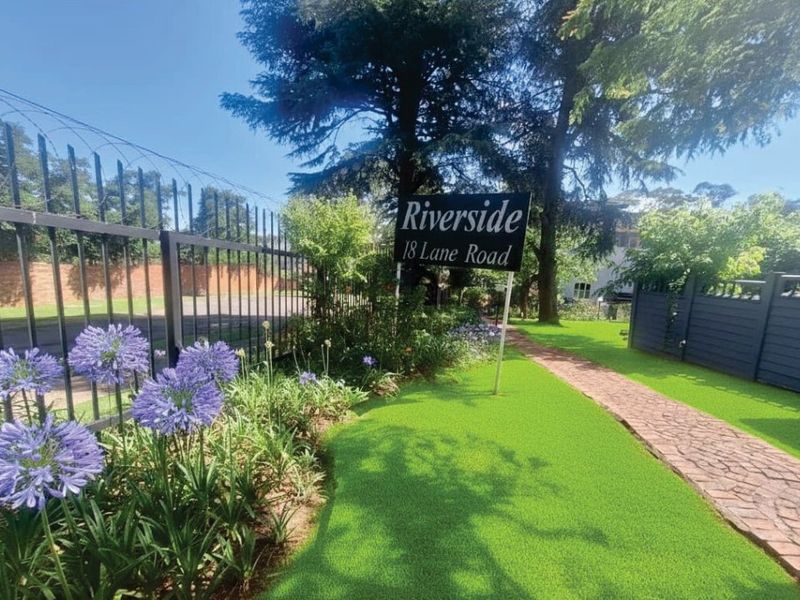 Cozy 1-Bedroom Townhouse - Photo 9