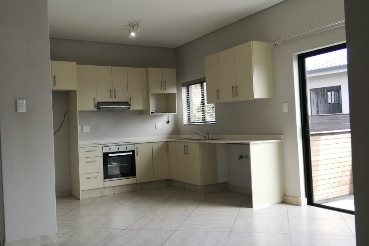 REDUCE TO SELL: Spacious Top-Floor Two-Bedroom Apartment in Park Hill, Durban North with Panoramic Views, Modern Finishes and Pet- Friendly Living - Photo 2