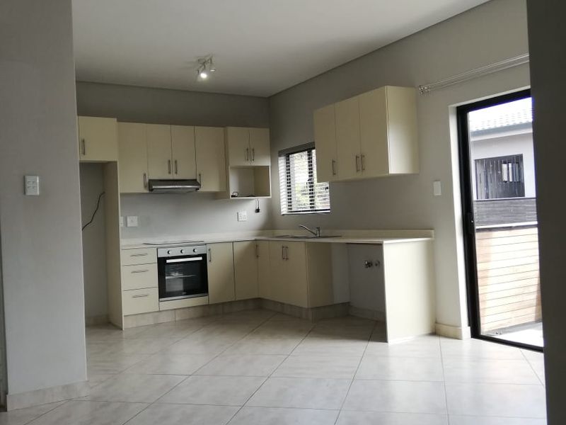 REDUCE TO SELL: Spacious Top-Floor Two-Bedroom Apartment in Park Hill, Durban North with Panoramic Views, Modern Finishes and Pet- Friendly Living - Photo 2