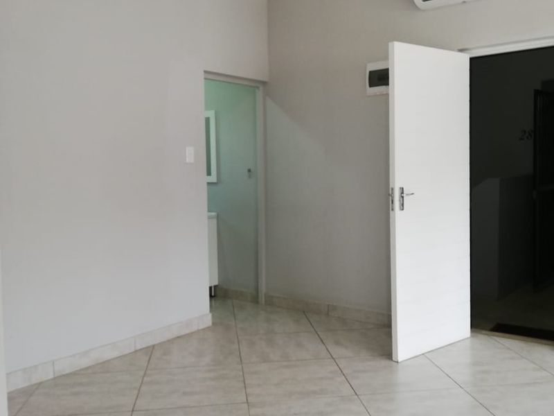 REDUCE TO SELL: Spacious Top-Floor Two-Bedroom Apartment in Park Hill, Durban North with Panoramic Views, Modern Finishes and Pet- Friendly Living - Photo 10