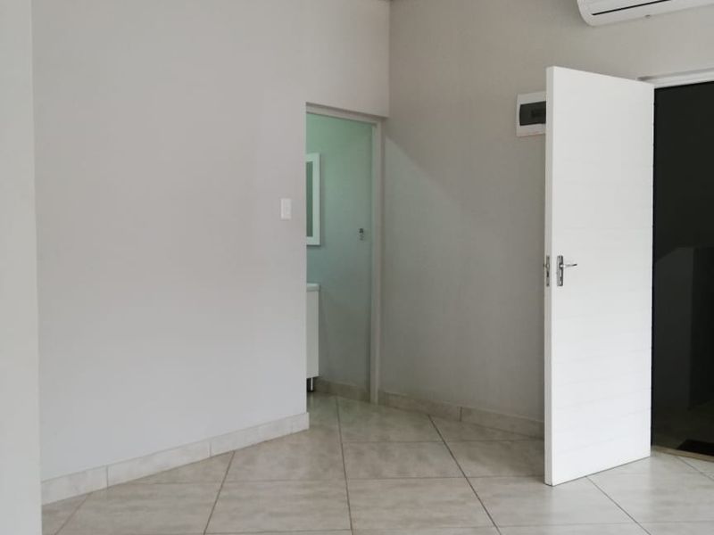 REDUCE TO SELL: Spacious Top-Floor Two-Bedroom Apartment in Park Hill, Durban North with Panoramic Views, Modern Finishes and Pet- Friendly Living - Photo 9