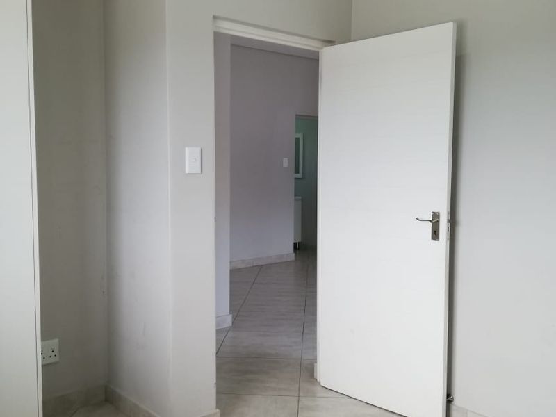 REDUCE TO SELL: Spacious Top-Floor Two-Bedroom Apartment in Park Hill, Durban North with Panoramic Views, Modern Finishes and Pet- Friendly Living - Photo 8