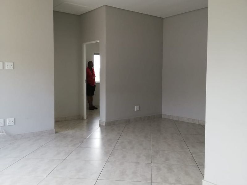 REDUCE TO SELL: Spacious Top-Floor Two-Bedroom Apartment in Park Hill, Durban North with Panoramic Views, Modern Finishes and Pet- Friendly Living - Photo 7