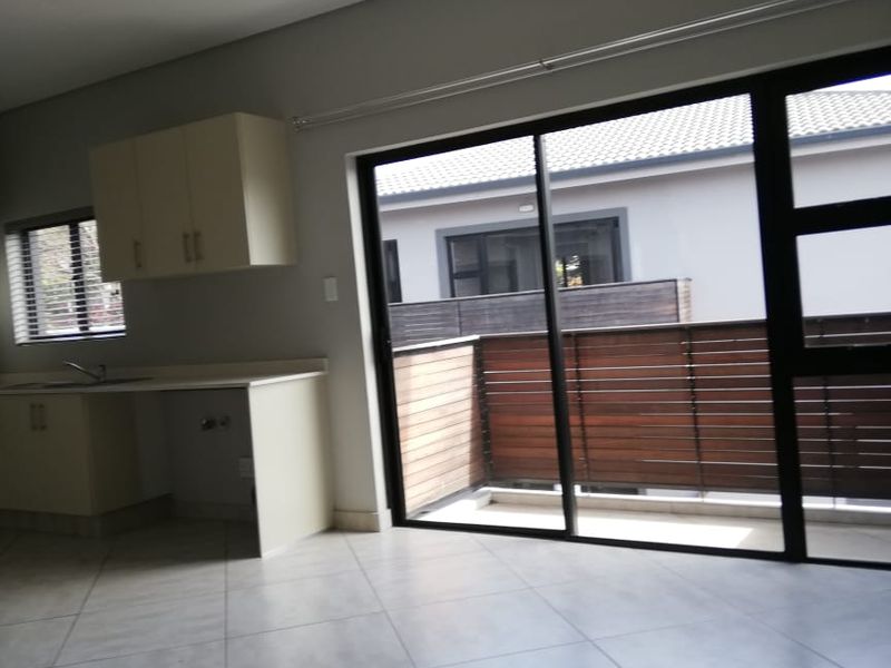 REDUCE TO SELL: Spacious Top-Floor Two-Bedroom Apartment in Park Hill, Durban North with Panoramic Views, Modern Finishes and Pet- Friendly Living - Photo 6
