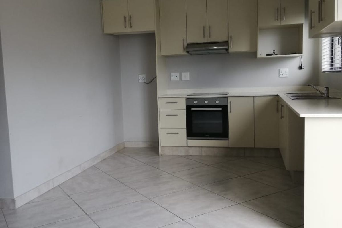 REDUCE TO SELL: Spacious Top-Floor Two-Bedroom Apartment in Park Hill, Durban North with Panoramic Views, Modern Finishes and Pet- Friendly Living - Photo 3
