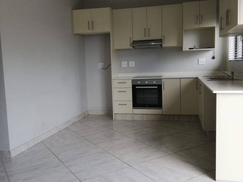 REDUCE TO SELL: Spacious Top-Floor Two-Bedroom Apartment in Park Hill, Durban North with Panoramic Views, Modern Finishes and Pet- Friendly Living - Photo 3