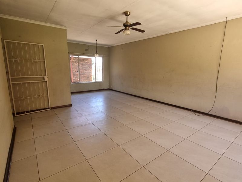 Dual Income Opportunity with 2 Separate Houses on One Secure Property in Unitaspark, Perfect for Rental Investment - Photo 3