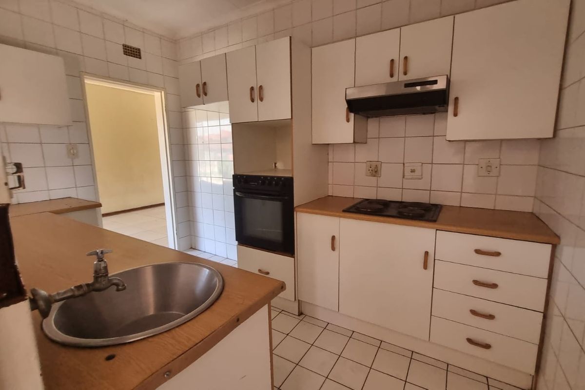 Dual Income Opportunity with 2 Separate Houses on One Secure Property in Unitaspark, Perfect for Rental Investment - Photo 4