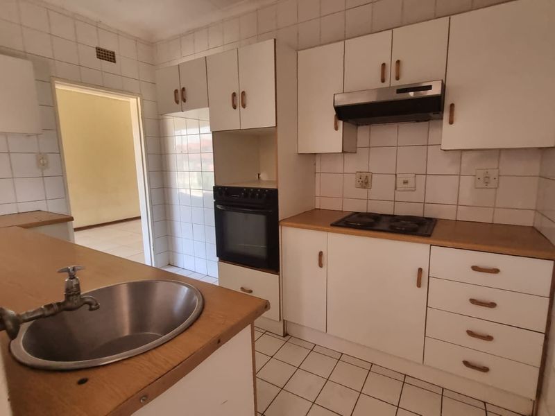 Dual Income Opportunity with 2 Separate Houses on One Secure Property in Unitaspark, Perfect for Rental Investment - Photo 4