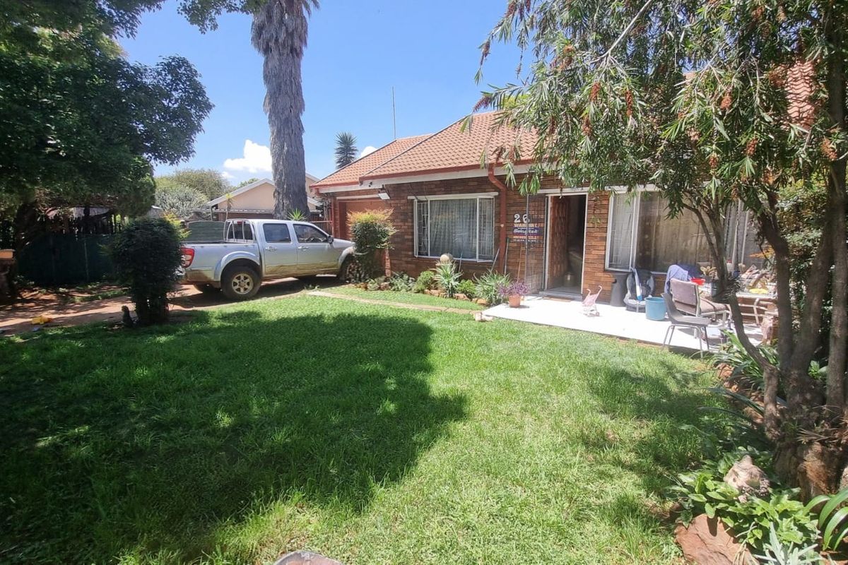 Dual Income Opportunity with 2 Separate Houses on One Secure Property in Unitaspark, Perfect for Rental Investment - Photo 2