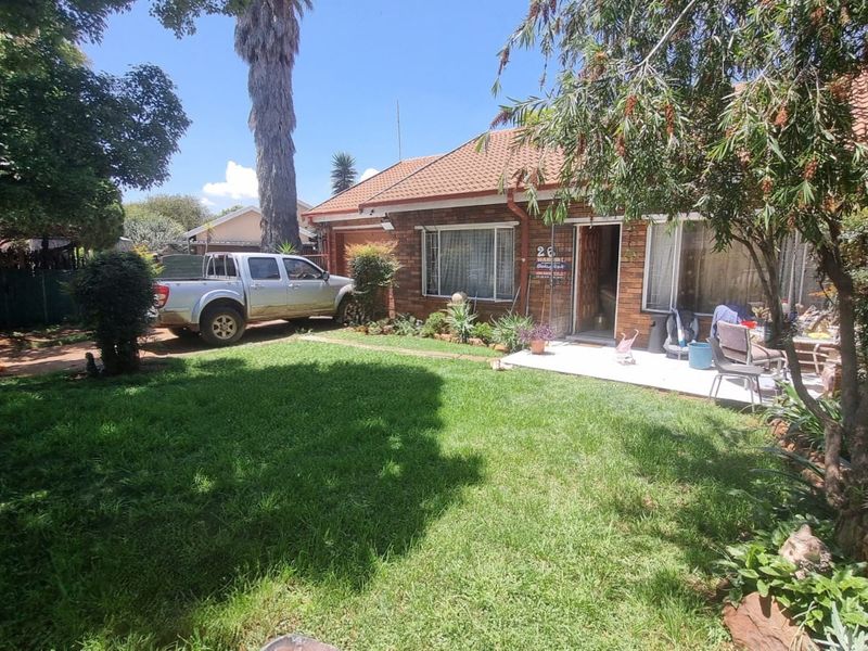 Dual Income Opportunity with 2 Separate Houses on One Secure Property in Unitaspark, Perfect for Rental Investment - Photo 2