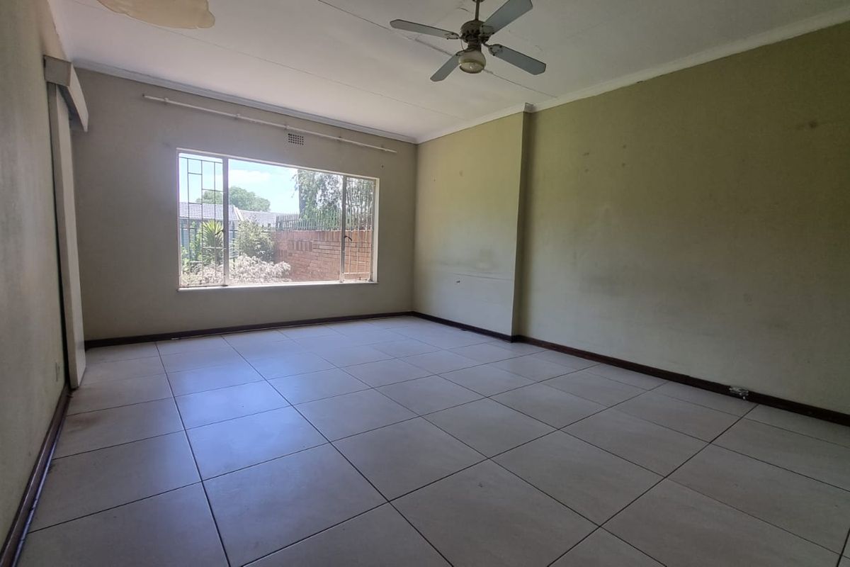 Dual Income Opportunity with 2 Separate Houses on One Secure Property in Unitaspark, Perfect for Rental Investment - Photo 5