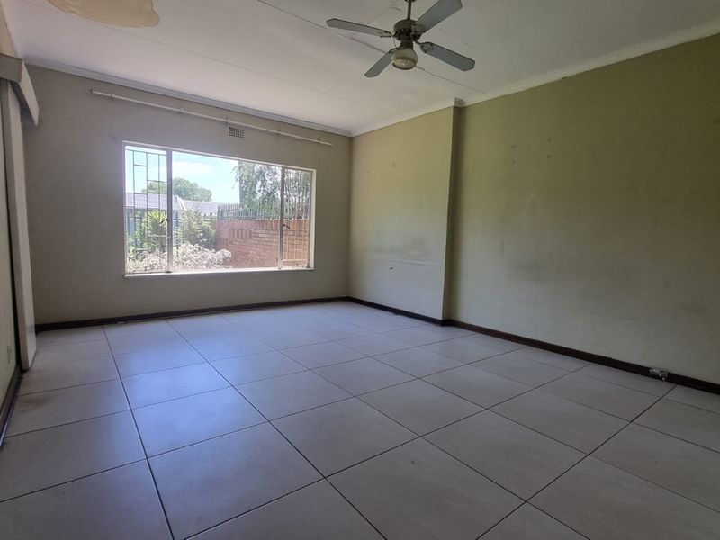 Dual Income Opportunity with 2 Separate Houses on One Secure Property in Unitaspark, Perfect for Rental Investment - Photo 5