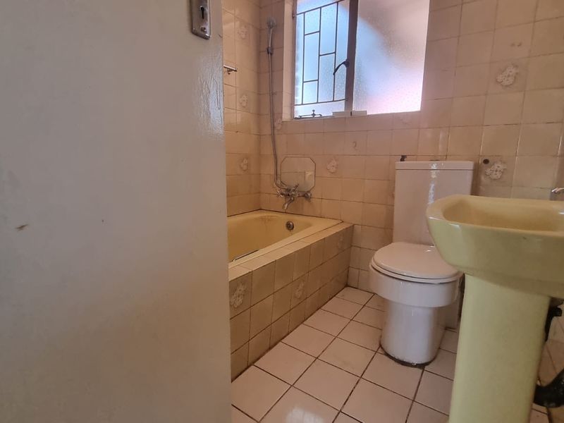 Dual Income Opportunity with 2 Separate Houses on One Secure Property in Unitaspark, Perfect for Rental Investment - Photo 10