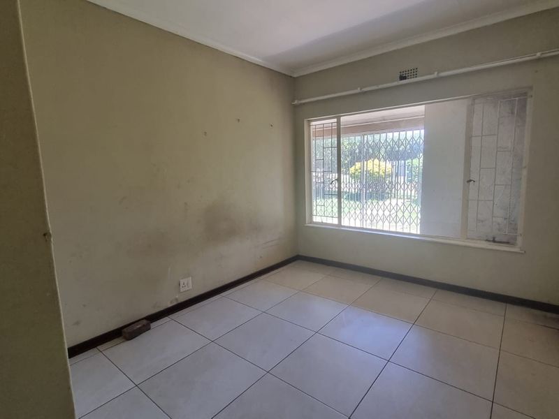 Dual Income Opportunity with 2 Separate Houses on One Secure Property in Unitaspark, Perfect for Rental Investment - Photo 8