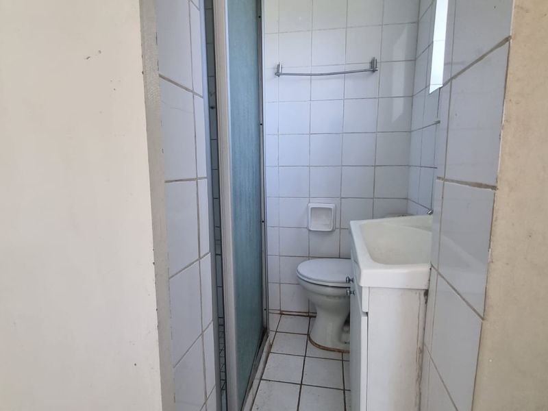 Dual Income Opportunity with 2 Separate Houses on One Secure Property in Unitaspark, Perfect for Rental Investment - Photo 7