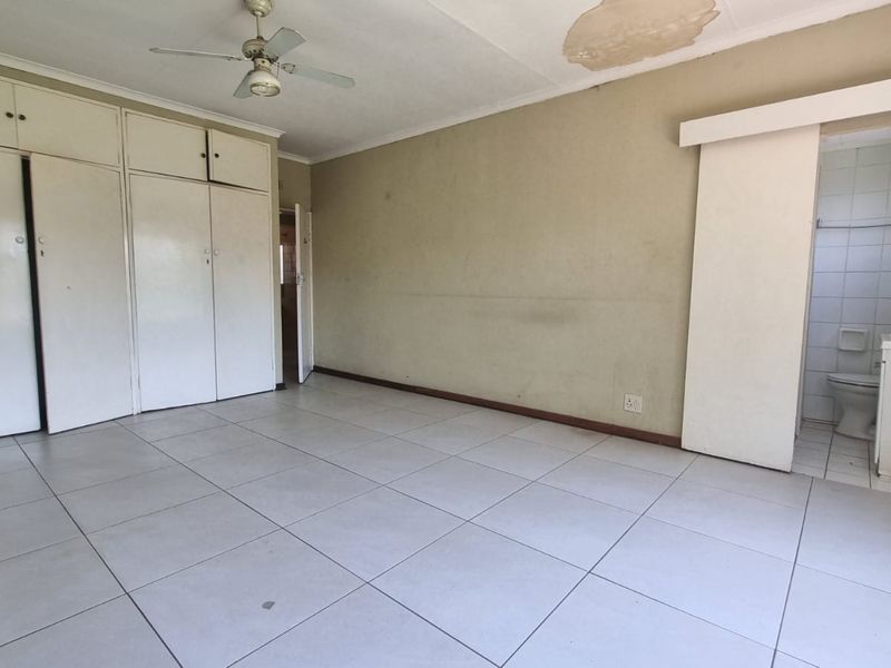 Dual Income Opportunity with 2 Separate Houses on One Secure Property in Unitaspark, Perfect for Rental Investment - Photo 6