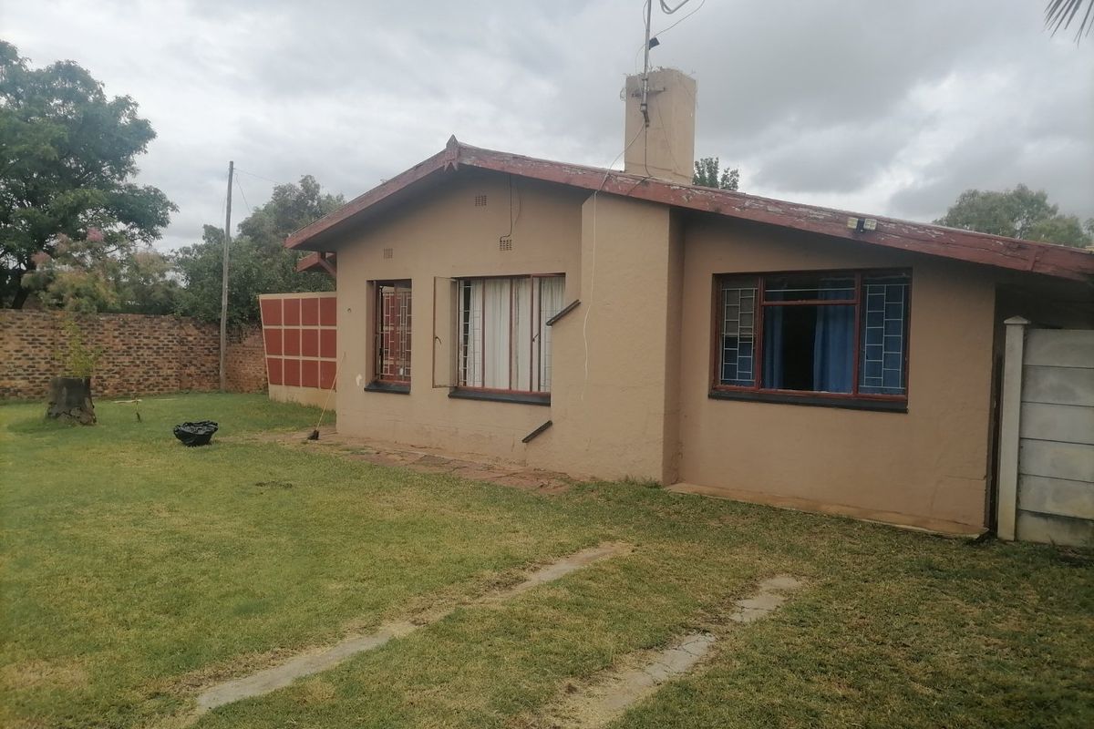 4 Bed House in Leeudoringstad for Sale - Photo 2