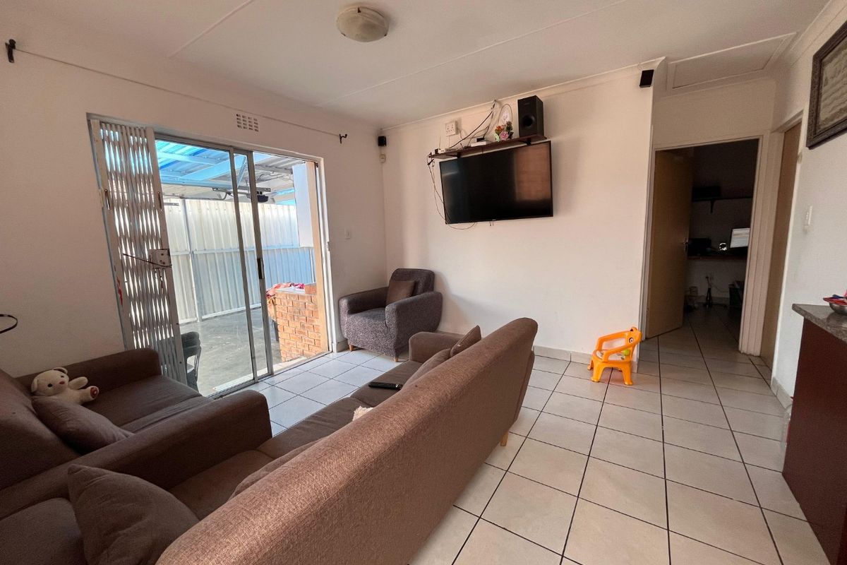 CHARMING TWO BEDROOM HOME WITH FLATLET - Photo 5