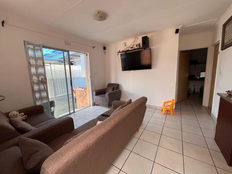 CHARMING TWO BEDROOM HOME WITH FLATLET - Photo 5