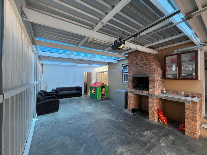 CHARMING TWO BEDROOM HOME WITH FLATLET - Photo 2