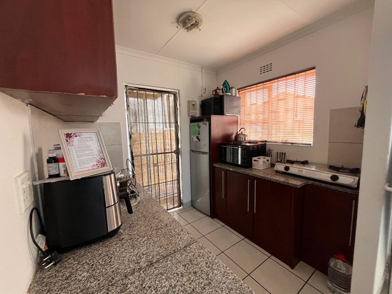CHARMING TWO BEDROOM HOME WITH FLATLET - Photo 10