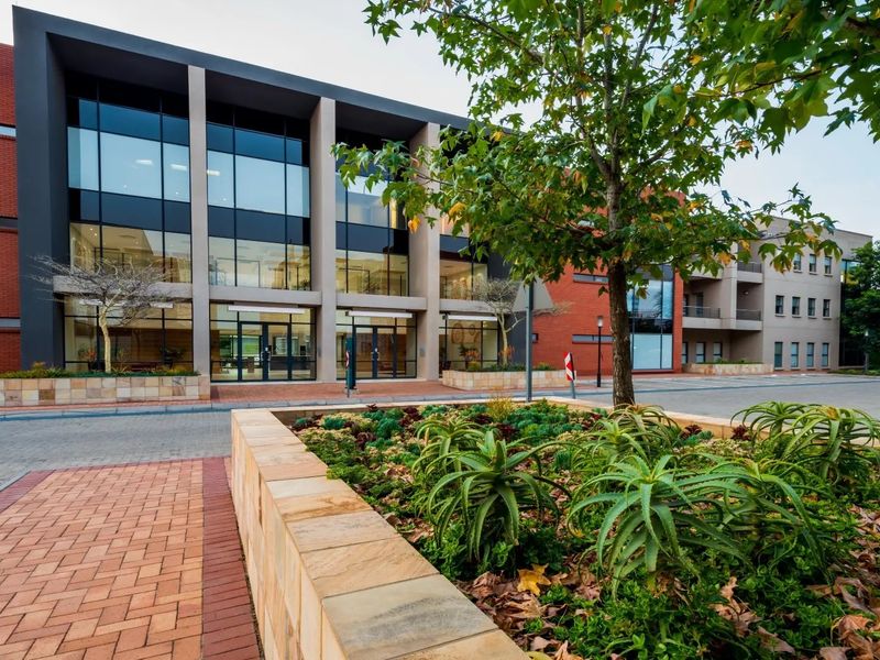 Scenic Second-Floor Office Space – Premium Park Setting - Photo 2