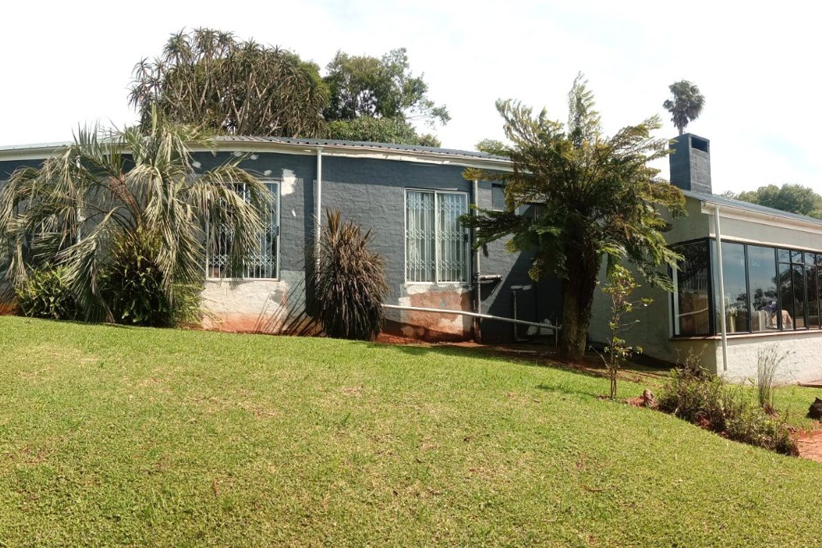 Contemporary Spacious Three Bed Family Home on Shared Property with magnificent views- Celtis Road, Hilton - Photo 2