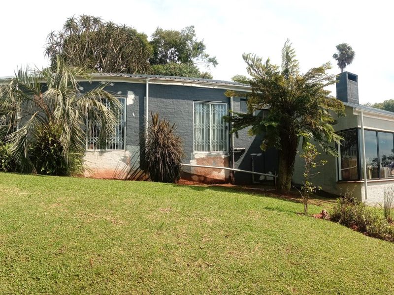 Contemporary Spacious Three Bed Family Home on Shared Property with magnificent views- Celtis Road, Hilton - Photo 2