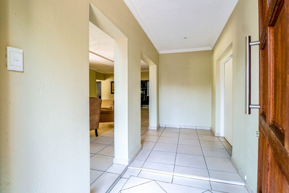 Lynnwood Glen Grandeur: 9-Bedroom Executive Residence with Investment Potential - Photo 3