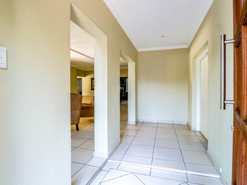 Lynnwood Glen Grandeur: 9-Bedroom Executive Residence with Investment Potential - Photo 3