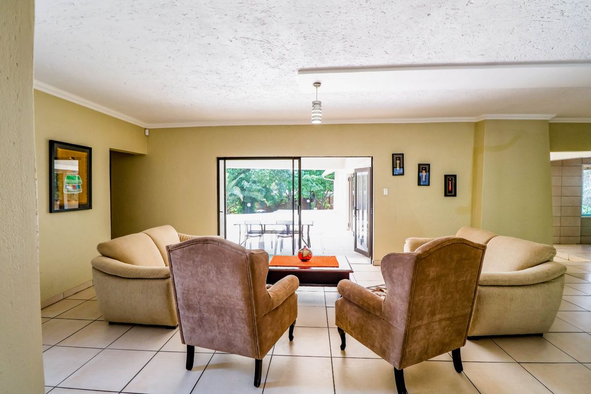 Lynnwood Glen Grandeur: 9-Bedroom Executive Residence with Investment Potential - Photo 4