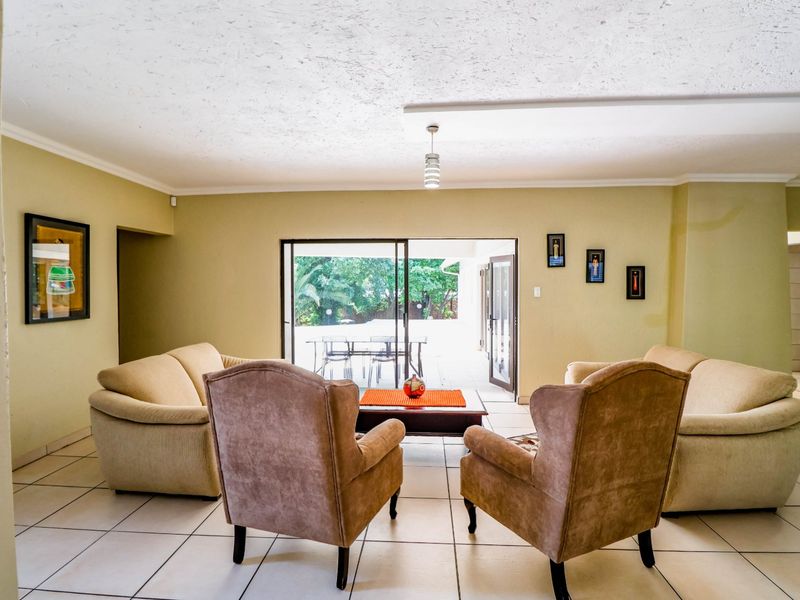 Lynnwood Glen Grandeur: 9-Bedroom Executive Residence with Investment Potential - Photo 4