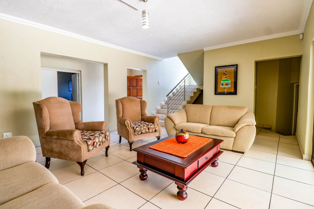 Lynnwood Glen Grandeur: 9-Bedroom Executive Residence with Investment Potential - Photo 5