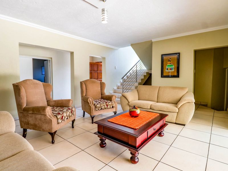 Lynnwood Glen Grandeur: 9-Bedroom Executive Residence with Investment Potential - Photo 5