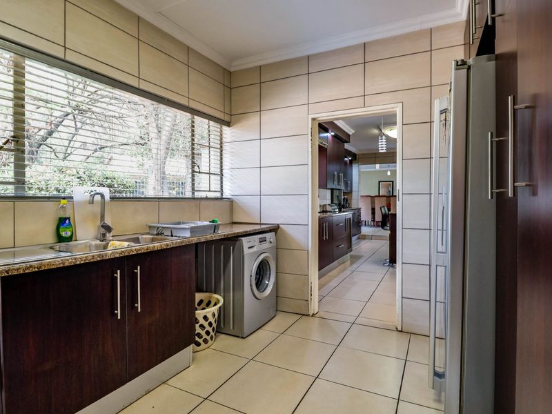 Lynnwood Glen Grandeur: 9-Bedroom Executive Residence with Investment Potential - Photo 10