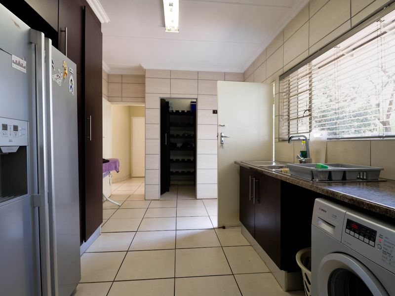 Lynnwood Glen Grandeur: 9-Bedroom Executive Residence with Investment Potential - Photo 9