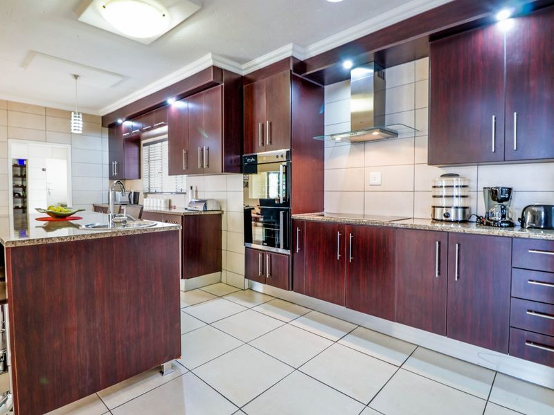 Lynnwood Glen Grandeur: 9-Bedroom Executive Residence with Investment Potential - Photo 8