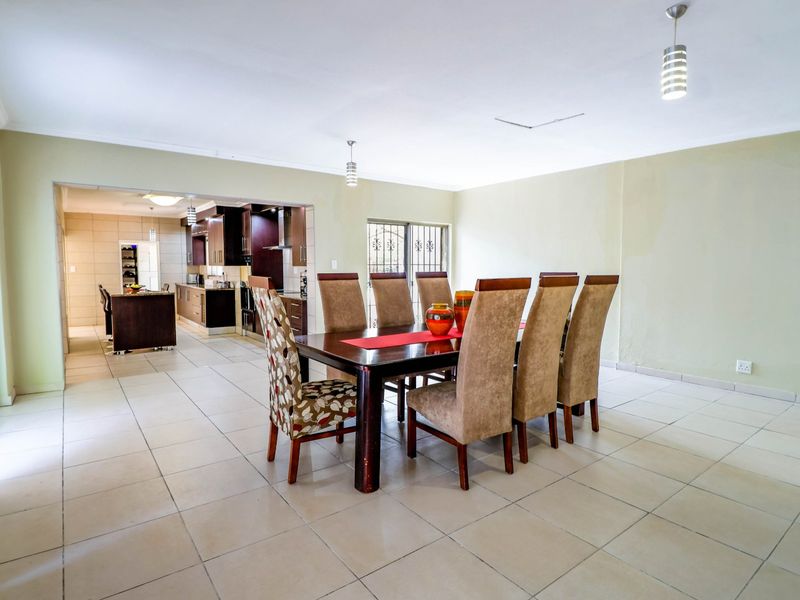 Lynnwood Glen Grandeur: 9-Bedroom Executive Residence with Investment Potential - Photo 7