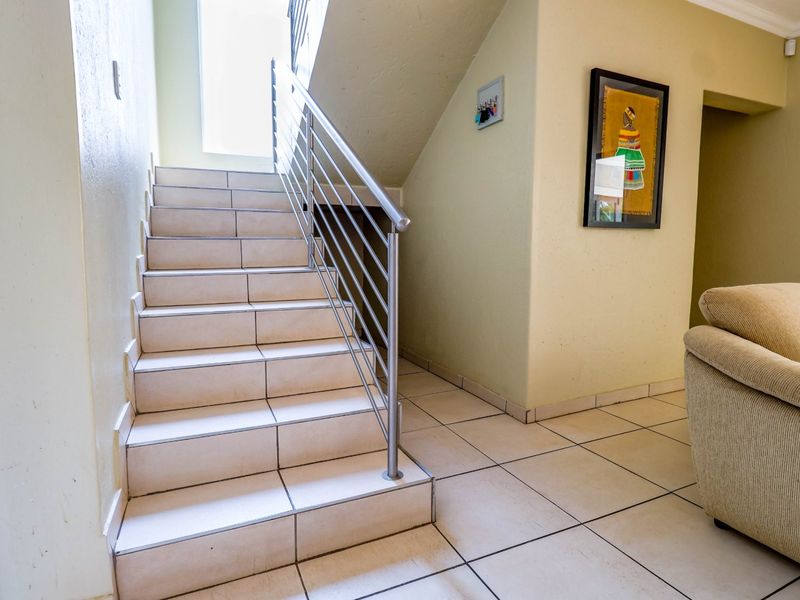 Lynnwood Glen Grandeur: 9-Bedroom Executive Residence with Investment Potential - Photo 6