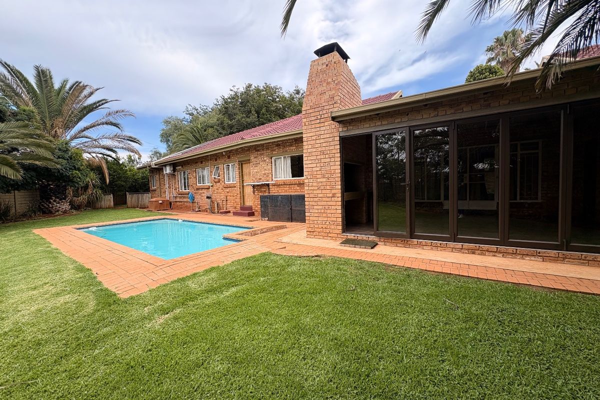 Charming 3 Bedroom Family Home in Doringkruin. Low Maintenance & Move-In Ready - Photo 2