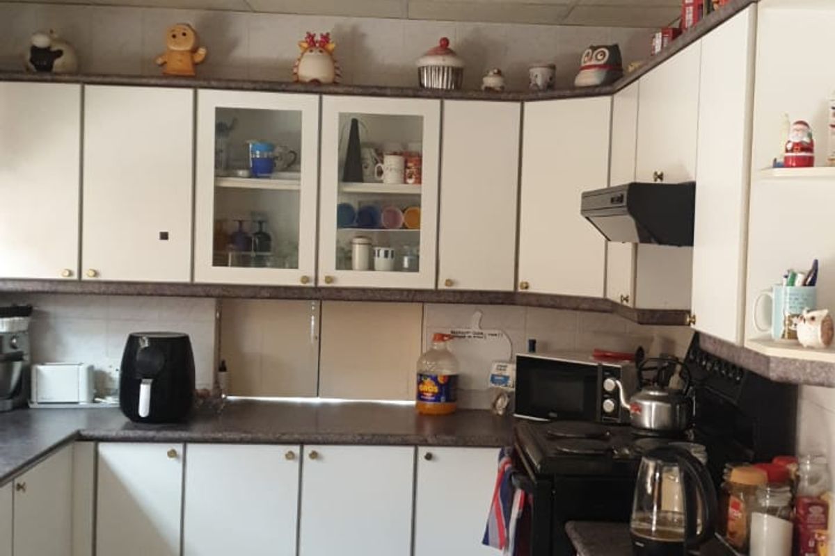 Stunning 3-Bedroom Home for Sale in Kensington - Photo 2