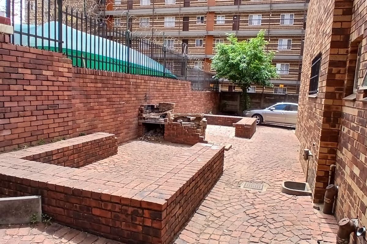 FOR SALE: Modern 2-Bedroom Apartment – Sunnyside East, Pretoria - Photo 2
